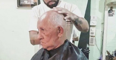 Peluquea gratis a los bomberos y abuelitos
