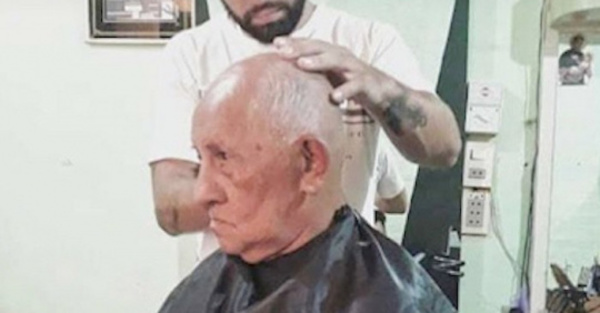 Peluquea gratis a los bomberos y abuelitos