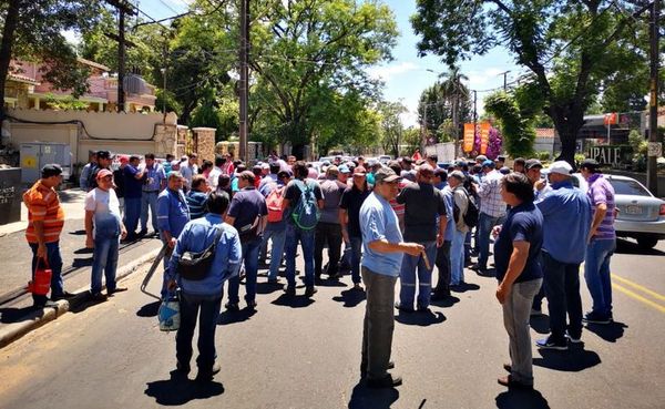 Exobreros de Acepar siguen con protestas - Economía - ABC Color