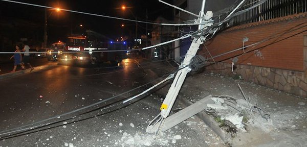 Imprudente al volante causa accidente y deja a todo un barrio sin luz | Noticias Paraguay