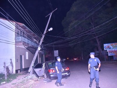 Choca contra columna y deja sin luz a barrio de Fernando de la Mora