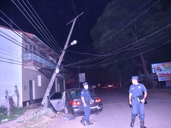 Choca contra columna y deja sin luz a barrio de Fernando de la Mora