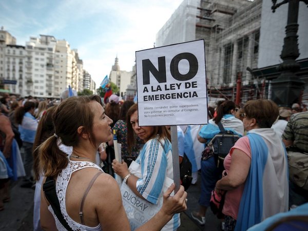 Plan de "emergencia" contra crisis argentina avanza pero entre críticas