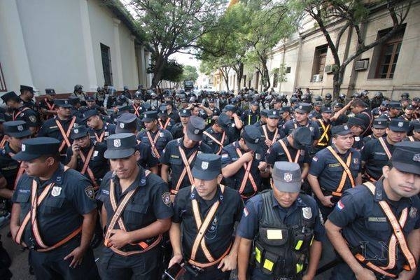 HOY / Policías están molestos por no percibir dinero extra como las demás instituciones