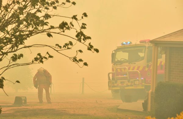 El calor aviva el fuego en Australia y declaran estado de emergencia en el sureste
