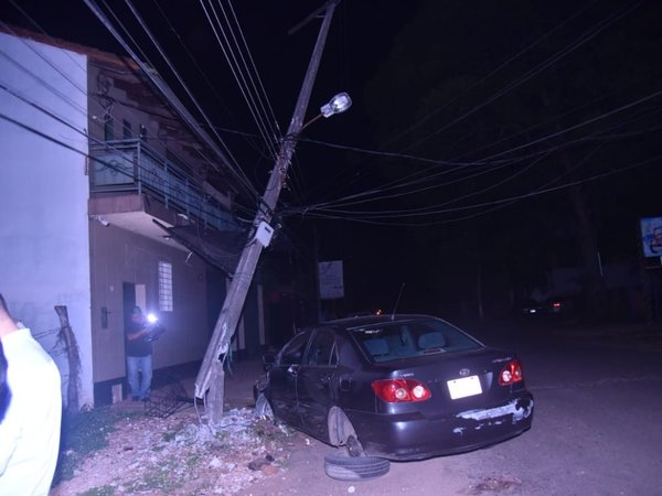 Trompeó con su auto y dejó sin luz a los vecinos