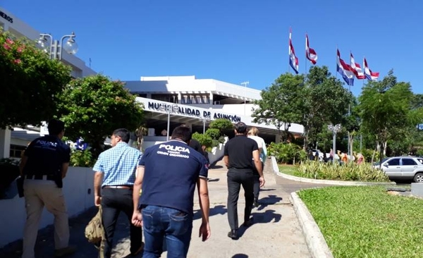 HOY / Fiscales allanan Municipalidad de Asunción: recaudación paralela y coimas apuntan a Ferreiro