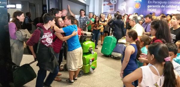 Emotiva llegada de paraguayos residentes en el extranjero  - Nacionales - ABC Color