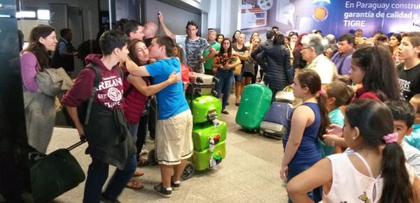 Emotiva llegada de paraguayos residentes en el extranjero - Nacionales - ABC Color