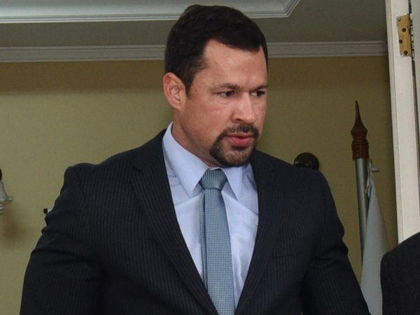 Ulises Quintana pide estar presente en tratamiento de su destitución