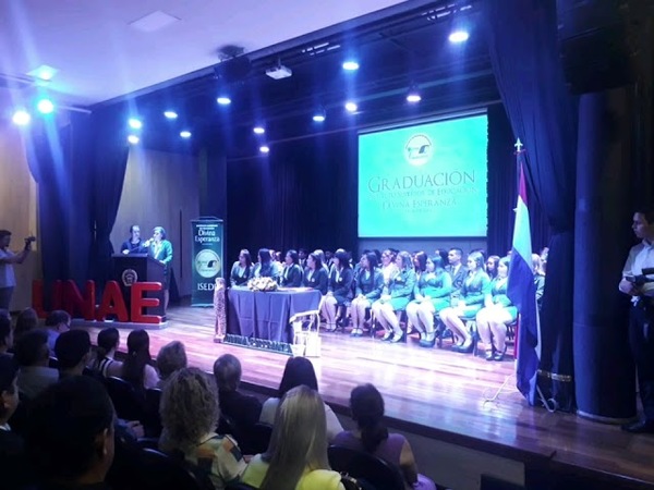 SE GRADÚAN DOCENTES DEL INSTITUTO SUPERIOR DE EDUCACIÓN DIVINA ESPERANZA