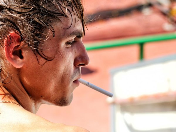Disminuyó el consumo de tabaco en los hombres