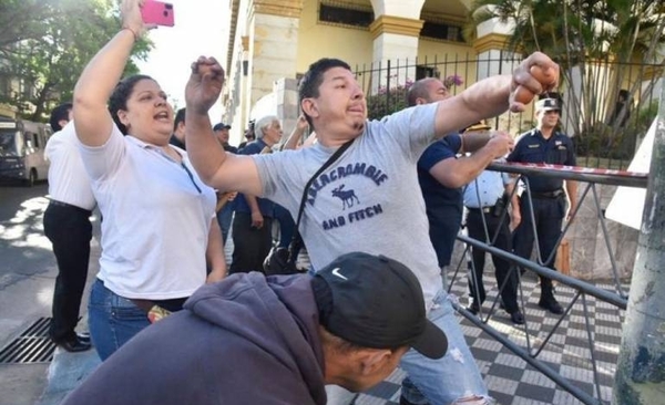 HOY / Gremios urgen reforma de gastos públicos para evitar revuelta social