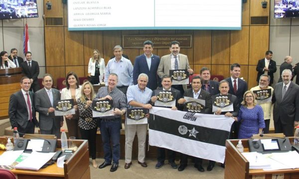 Usan el Congreso para festejo futbolero