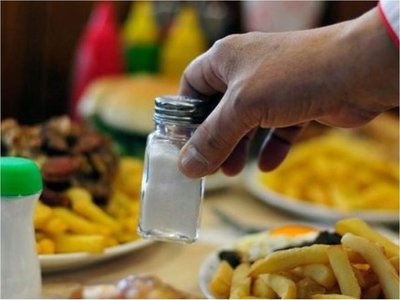 Prohíben el salero en  mesas de comedores en Limpio