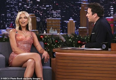 Dua Lipa impactó con su look en el programa de Jimmy Fallon