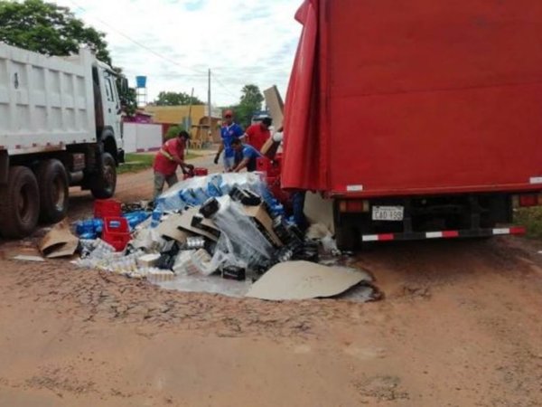 Camión volcó cervezas por culpa de enorme bache