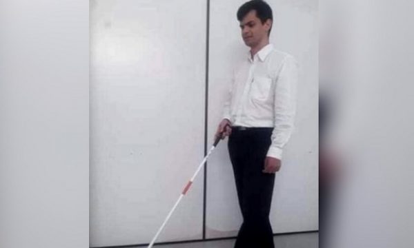 Joven no vidente se gradúa de abogado