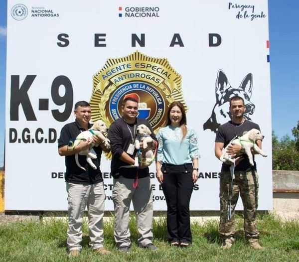 ENCARNACENA DONA CACHORROS PARA LA BRIGADA DE LA SENAD
