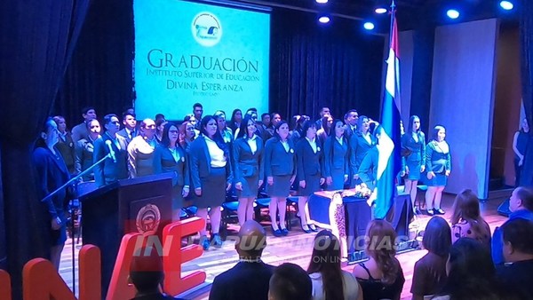 NUEVOS PROFESIONALES DOCENTES EGRESARON DEL INSTITUTO DIVINA ESPERANZA