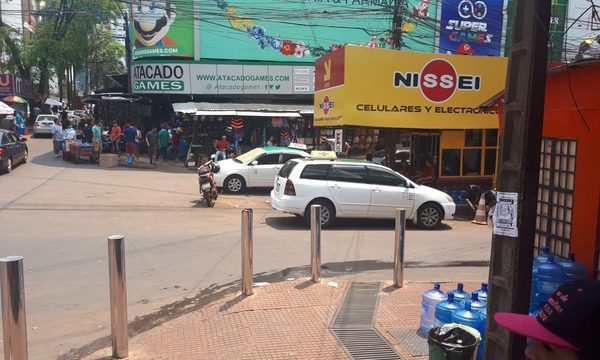 Taxistas se adueñan de calles en el microcentro de CDE