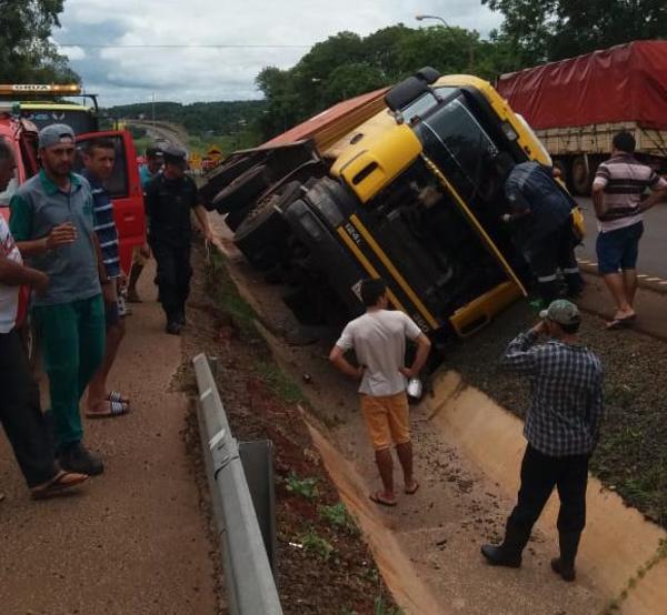 Camión cae a la cuneta en O’leary