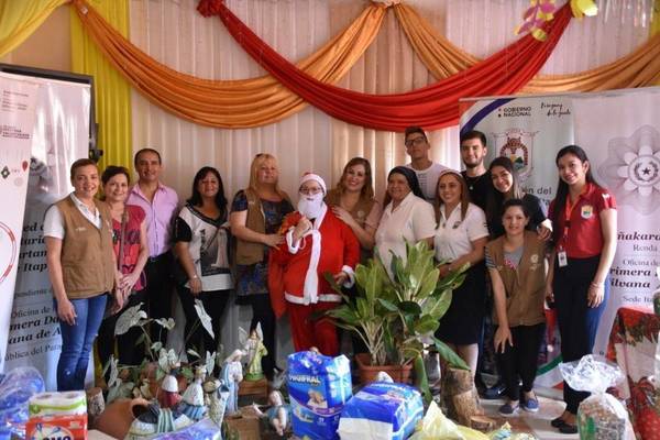 PAPÁ NOEL LLEGÓ AL HOGAR DE ANCIANOS SANTA MARÍA