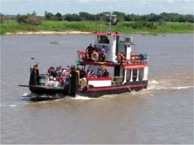 Pasajeros son rescatados por una embarcación para llegar a destino