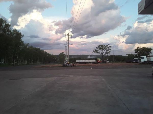 Pobladores de Espajín continúan quemando basuras y matorrales - Nacionales - ABC Color