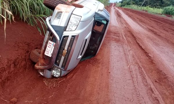 Vuelcan y abandonan camioneta robada