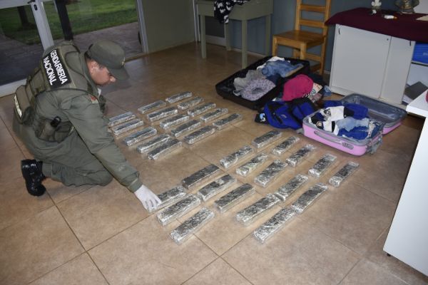 DOS PARAGUAYOS DETENIDOS CON 26 KILOS DE MARIHUANA EN SU EQUIPAJE