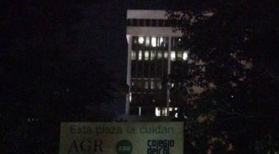 Oficinas de comuna capitalina con luces prendidas durante la noche