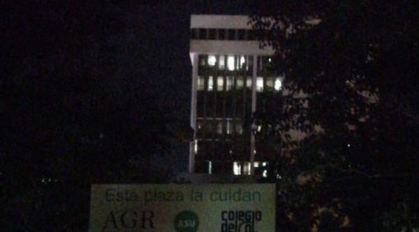 Oficinas de comuna capitalina con luces prendidas durante la noche
