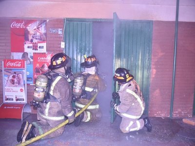 Calentamiento de balanza eléctrica causa incendio en despensa