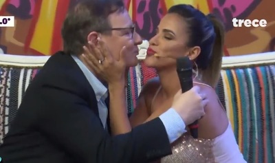 El beso entre Malala Olitte y Carlos Martini