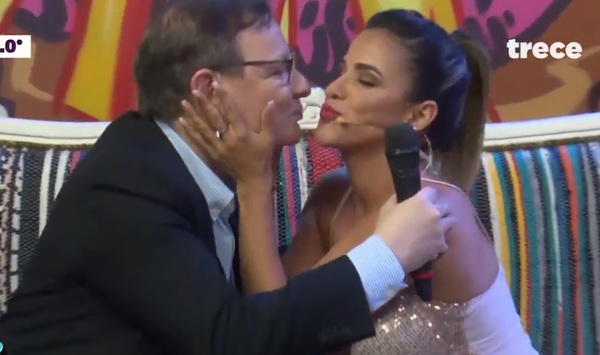 El beso entre Malala Olitte y Carlos Martini