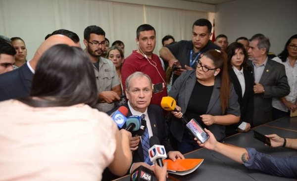 HOY / Mario Ferreiro renuncia y sube 'Nenecho' como intendente: "Es acto de grandeza"