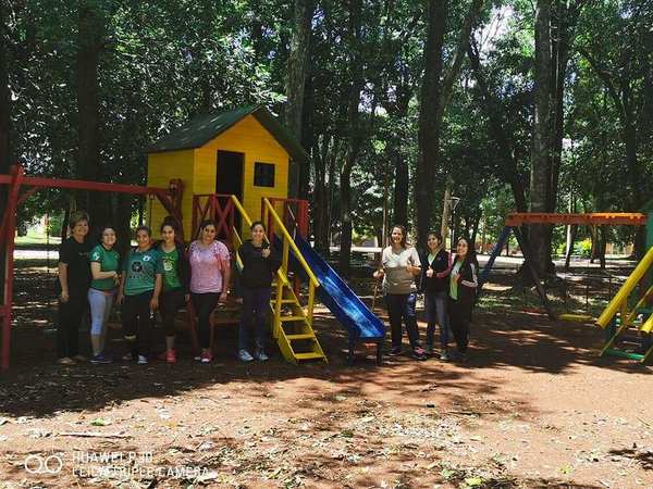 EJEMPLAR: JÓVENES SE UNEN PARA HERMOSEAR PLAZAS POR FIN DE AÑO EN CAPITÁN MIRANDA