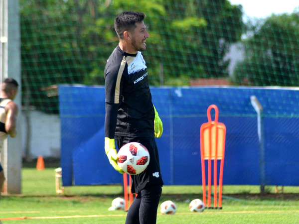Víctor Centurión seguirá en Sol de América