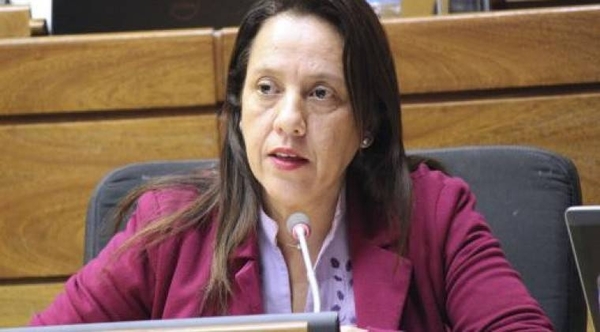 HOY / Rocío Casco desmiente a Camilo y alega: “Vivo en alquiler y ando en colectivo”