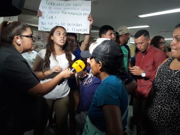 Municipalidad de Asunción dividida: un grupo expresa su apoyo a Ferreiro y otro pide intervención - Nacionales - ABC Color