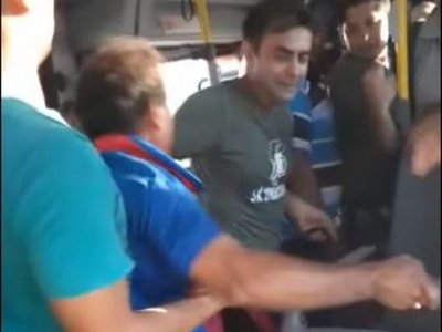 Pasajero se adueñó de dos asientos y repartió golpes en el micro