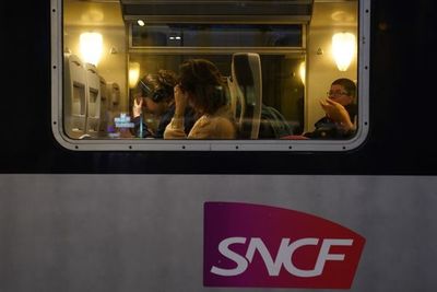 La huelga de transportes deja a muchos franceses sin trenes para Navidad - Mundo - ABC Color