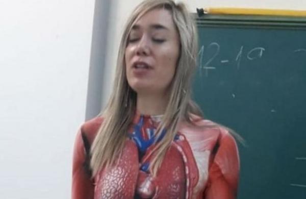 El ingenioso e ilustrativo método de una profesora para enseñar anatomía - SNT