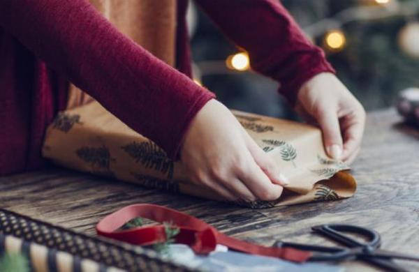 El sencillo truco para envolver regalos que te puede salvar esta Navidad - SNT
