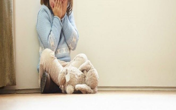 Imputan a madre que quemó la mano de su hija como castigo