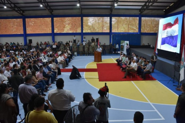 Entregan becas universitarias y aportes en Caazapá
