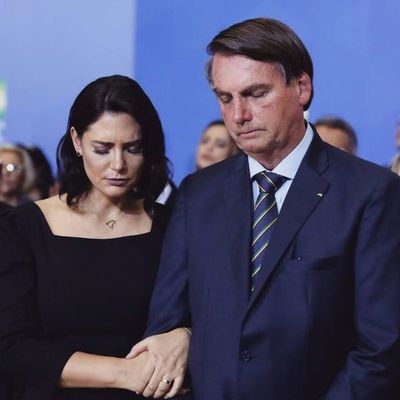 Bolsonaro arremete contra investigación a su hijo por corrupción