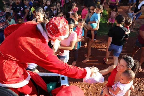 Papá Noel municipal reparte regalos en Mbaracayú - Nacionales - ABC Color