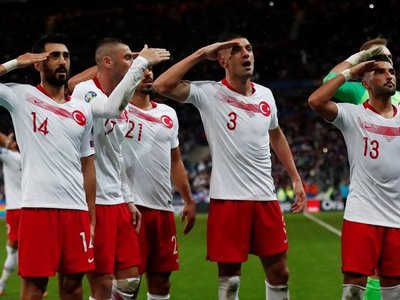 Multa a Turquía y amonestación a sus jugadores por "saludos militares"